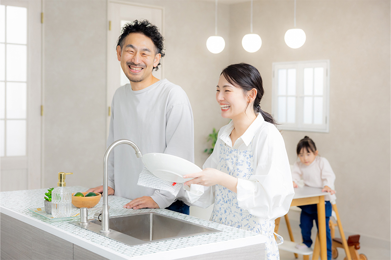 代表者またはスタッフが笑顔で対応している様子